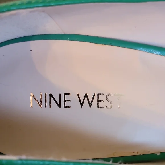 Nine West Green Heels with Sleek Pointed Toe - Picture 2 of 4